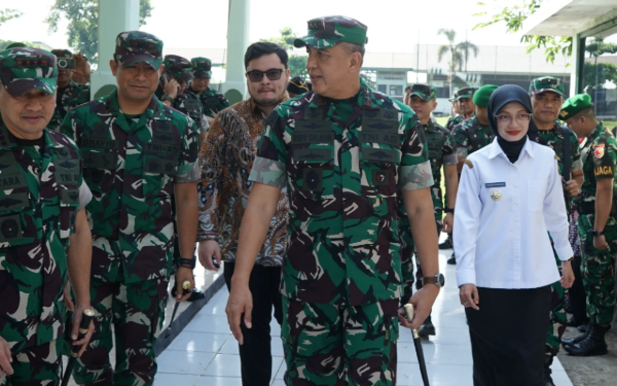Thumbnail Berita - Kompak! Mbak Wali dan Mas Dhito Dampingi Pangdam V/Brawijaya Tinjau Pembangunan Yonif Teritorial Pembangunan di Kediri