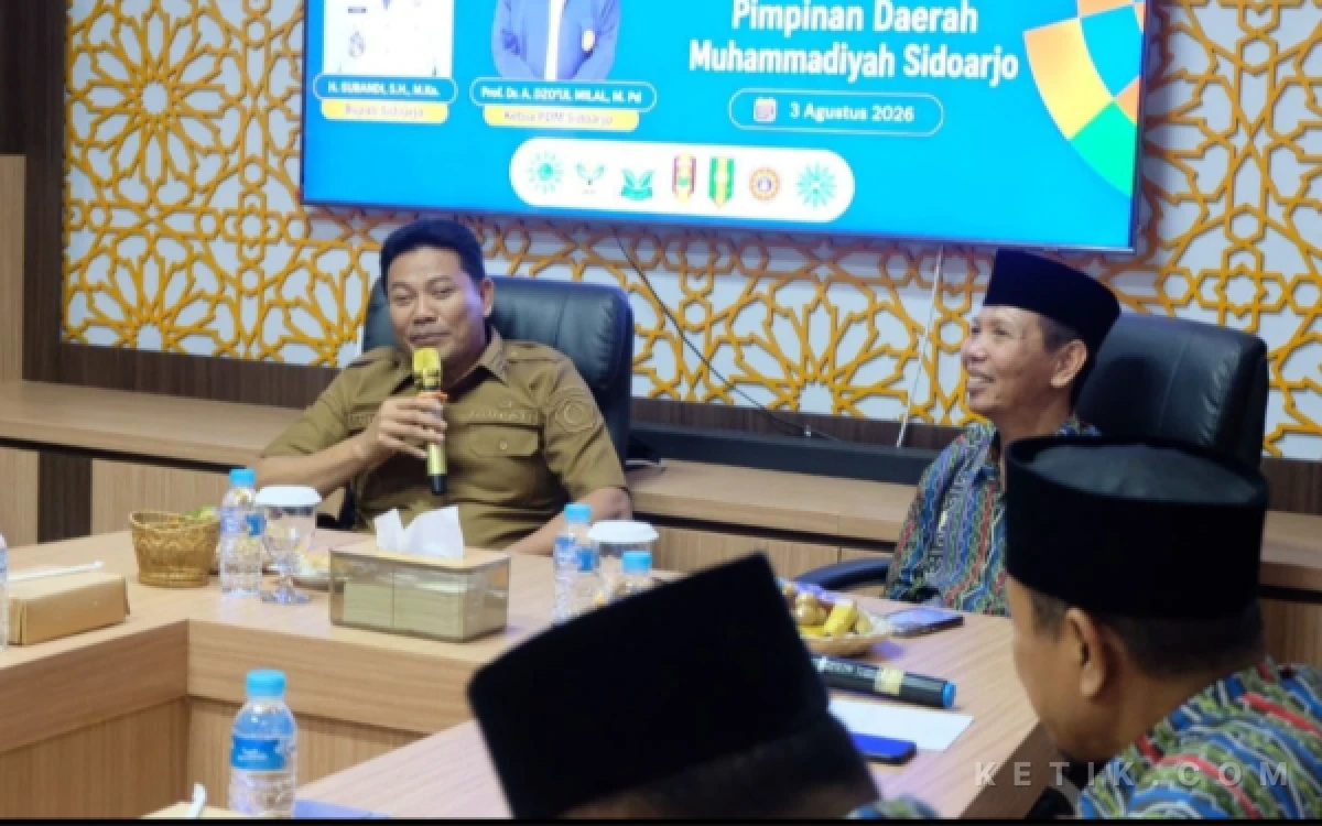 Foto Bupati Subandi menyampaikan pandangannya didampingi Ketua PD Muhammadiyah Sidoarjo Prof. Dzo'ul Milal.  (Foto: Rahayu/Kominfo Sidoarjo)