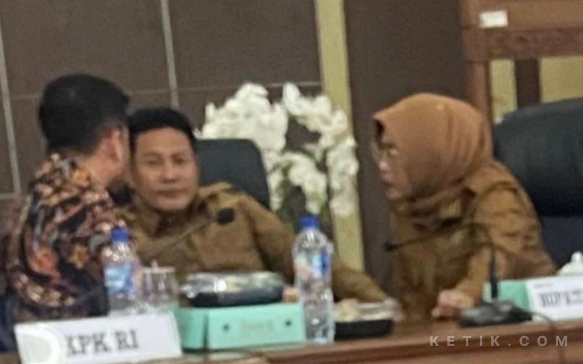Foto Wabup Mimik Idayana bersama Bupati Subandi berbincang dengan pimpinan Tim Korsupgah KPK pada Selasa (9 Juni 2026). (Foto: Istimewa)