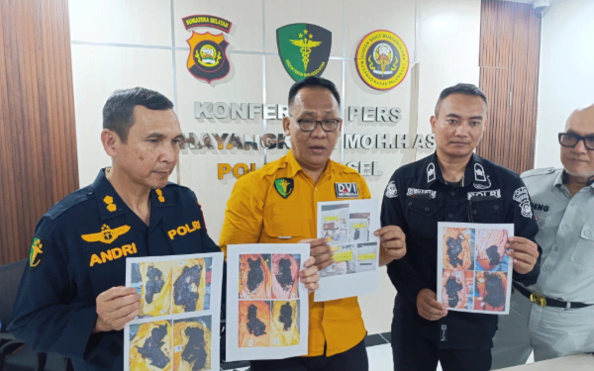 Foto Kepala Rumah Sakit (Karumkit) Bhayangkara Palembang, Kombes Pol Dr. Budi Susanto saat menunjukkan gambar korban kecelakaan maut Bus ALS dan mobil tangki di Jalinsum Musi Rawas Utara, Jum'at 8 Mei 2026 (Foto : Yola/Ketik.com)