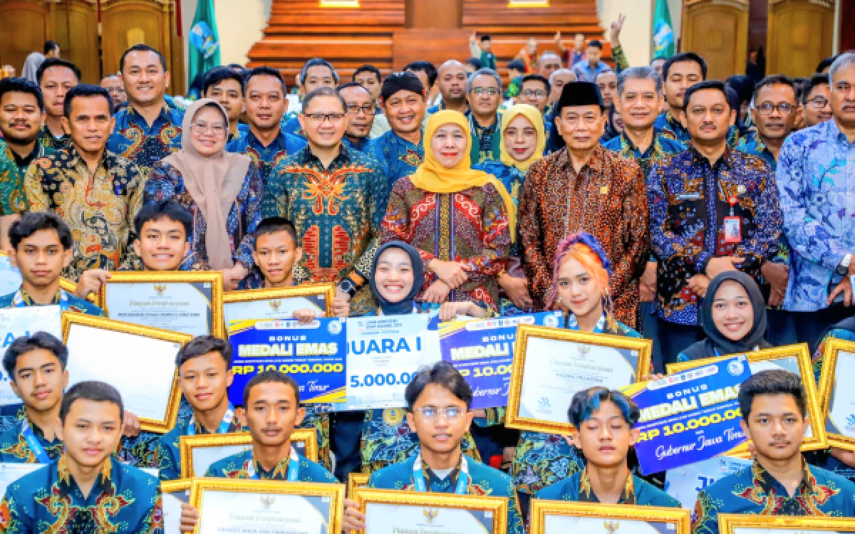 Thumbnail Berita - Tak Terbendung! Juara Umum LKS Kali Keempat, Gubernur Khofifah Tegaskan Bukti Pendidikan Jatim Barometer Vokasi Nasional