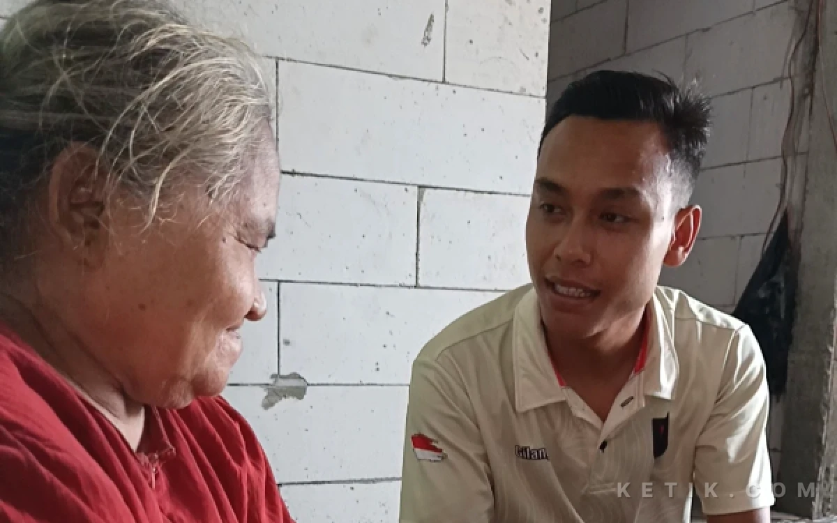 Foto Pratu Gilang, prajurit Yonif 500/Sikatan (kanan) berbincang dengan Bu Warni di sela kegiatan program TMMD 128 di Dusun Lingsir, Desa Slempit, Kecamatan Kedamean, Kabupaten Gresik pada Sabtu, 9 Mei 2026. (Foto: ITH for Ketik.com)