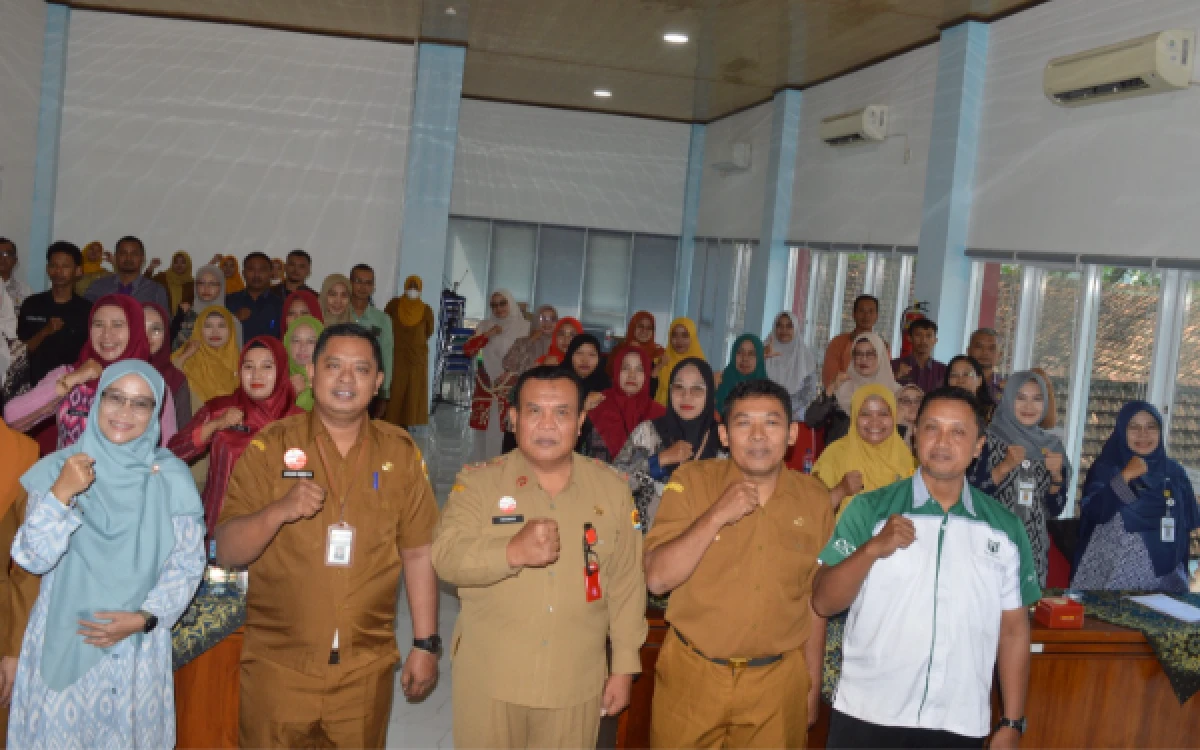 Foto Kepala Dinarpusda Kabupaten Grobogan, Supriyanto (tengah), foto bersama peserta bimtek literasi informasi perpustakaan. (Dinarpusda Grobogan for Ketik)