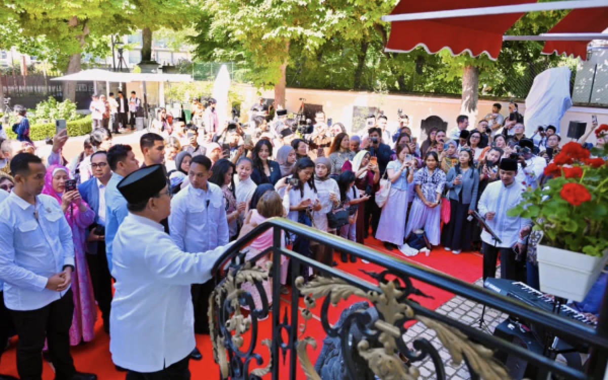 Foto Presiden Republik Indonesia Prabowo Subianto bersilatrahmi dengan masyarakat Indonesia di Wisma Indonesia, Paris, Prancis, pada Rabu, 27 Mei 2026. (Foto: BPMI Setpres)
