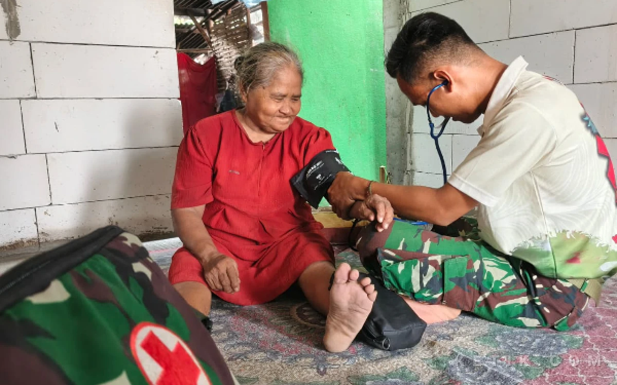 Thumbnail Berita - Pengabdian Demi Kesehatan Warga! Prajurit: Bu Warni, Cepat Sembuh Ya..