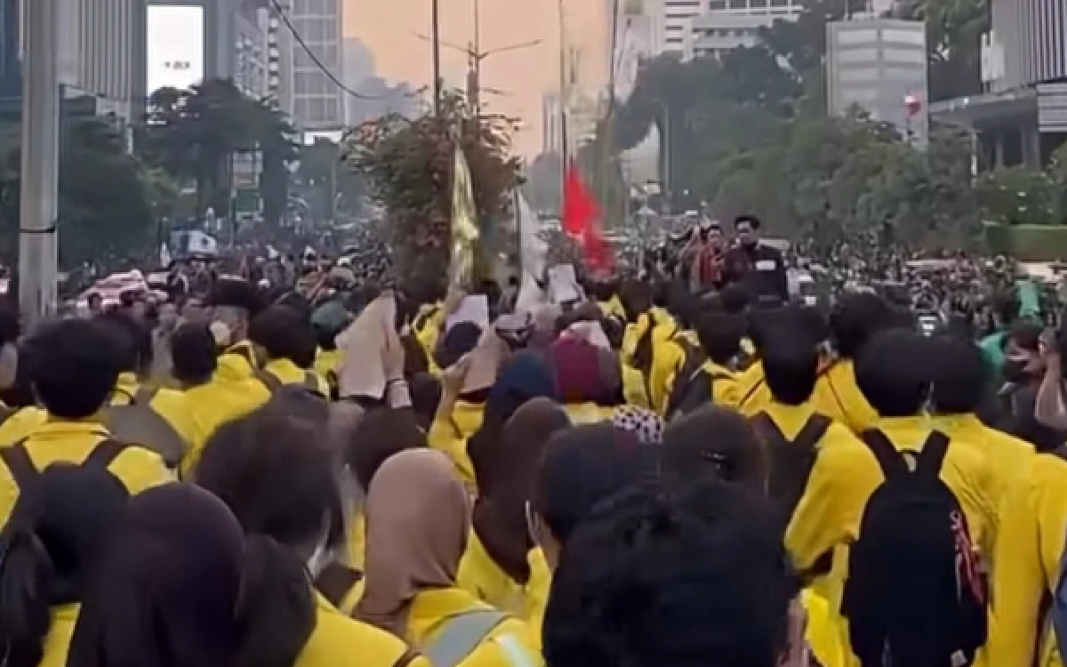 Thumbnail Berita - Tak Pakai Almamater, Mahasiswa Ingin Lebih Membaur dengan Masyarakat