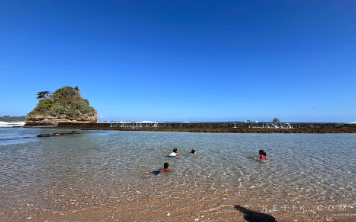 Foto Anak-anak tampak berendam di area kolam yang berada di bibir Pantai Parang Dowo. (Foto: Dok. Ketik.com)
