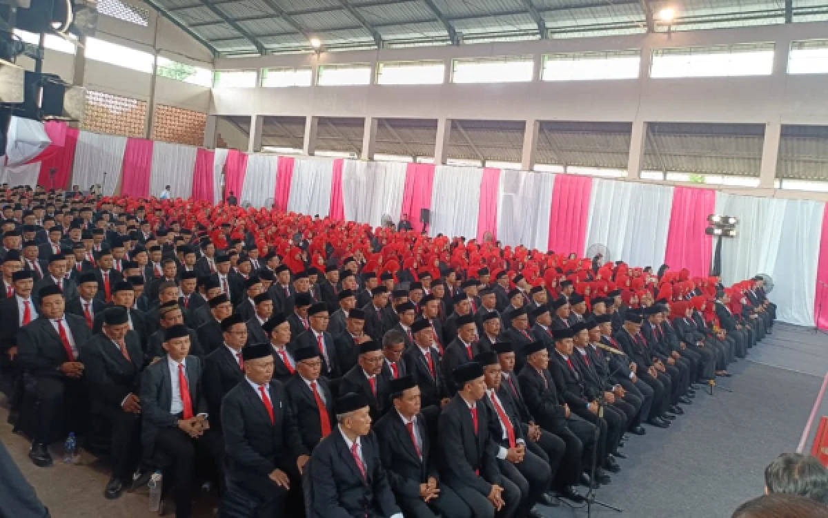 Foto Sebanyak 777 kepala sekolah, pengawas, dan penilik resmi dilantik Pemkab Jember dan diminta untuk menghadirkan inovasi pendidikan di tempatnya bertugas. (Foto: Prokopim Pemkab Jember)