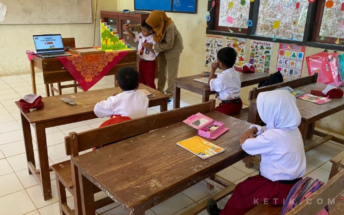 Foto Luh Anik Saptorini saat mendampingi siswa belajar di SDN 3 Gunungsari, Kecamatan Arjosari, Kabupaten Pacitan, Sabtu, 2 Mei 2026. Di tengah keterbatasan fasilitas dan jumlah siswa yang minim, proses belajar mengajar tetap berlangsung dengan penuh dedikasi. (Foto: Anik for Ketik.com)