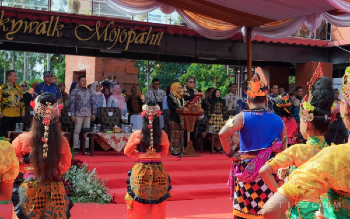 Foto para peserta kirap budaya Mojo Bangkit memberikan salam kepada Forkopimda Kota Mojokerto ( foto : humas pemkot mojokerto/ ketik.com)