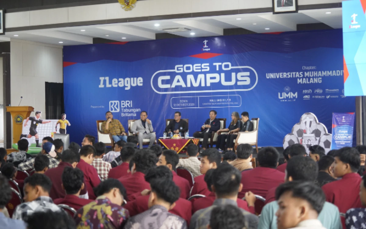 Foto Para narasumber  iLeague BRI Goes to Campus di Aula Lantai 9 GKB 4 Universitas Muhammadiyah Malang (UMM), Senin, 12 Oktober 2026, memaparkan beragam peluang karier di industri sepak bola. (Foto: iLeague)