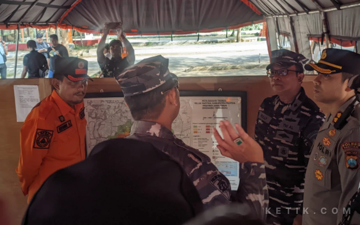 Thumbnail Berita - Tim Gabungan Gelar Simulasi Hadapi Tsunami di Pantai Pancer Door Pacitan