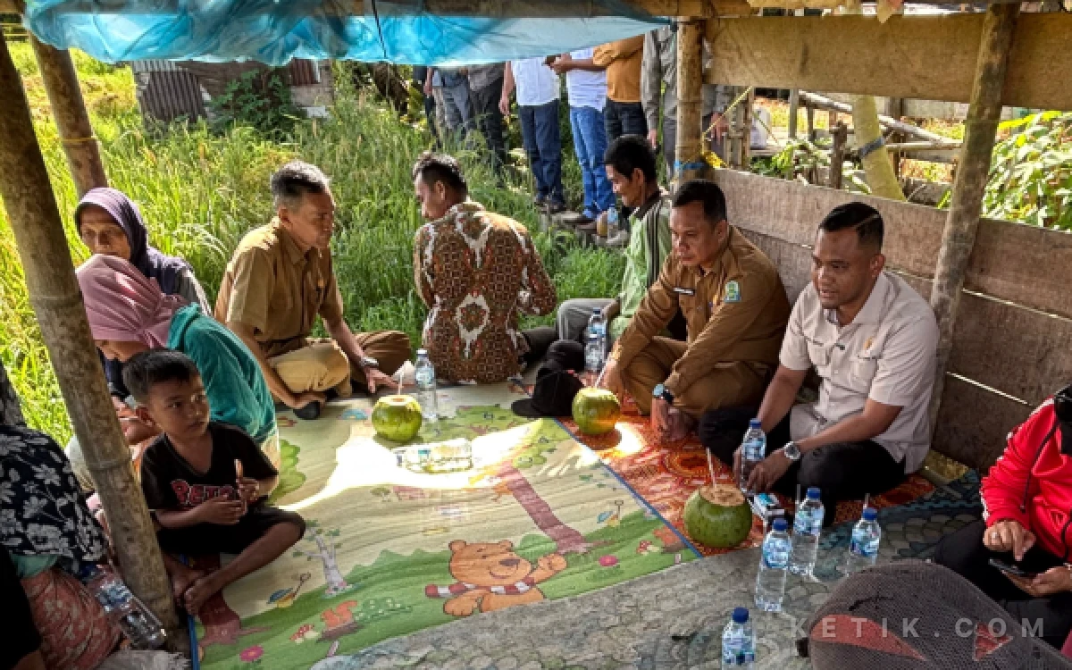 Foto Jamaluddin Idham duduk bersama masyarakat petani di Simeulue dengan suguhan kepala muda, Senin (26/10/2026). (Foto: T. Rahmat-Afdy-Helman/Ketik)