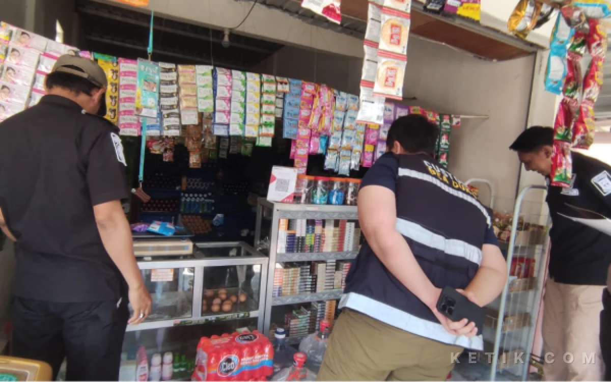 Foto Tim gabungan DBHCHT Polisi Pamong Praja (Pol PP) dan kantor Bea Cukai Sidoarjo, TNI/Polri, dan  Kejaksaan Negeri (Kejari) saat melakukan razia di Kota Mojokerto ( foto: sholahudin/ ketik.com)