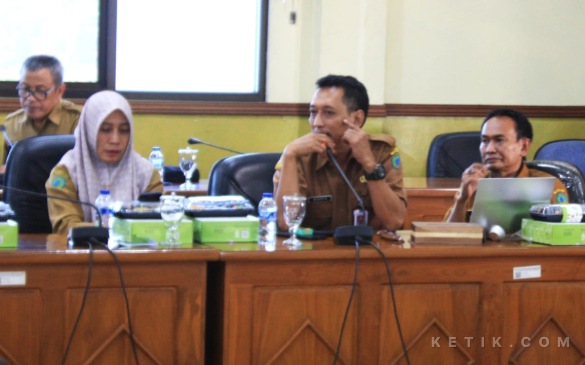Foto Kepala Dinas Sosial Sidoarjo Martha W. Kusuma menjelaskan ihwal warga miskin ekstrem di Dusun Tanggurejo, Kecamatan Porong, kepada Komisi D DPRD Sidoarjo. (Foto: Fathur Roziq/Ketik.com)