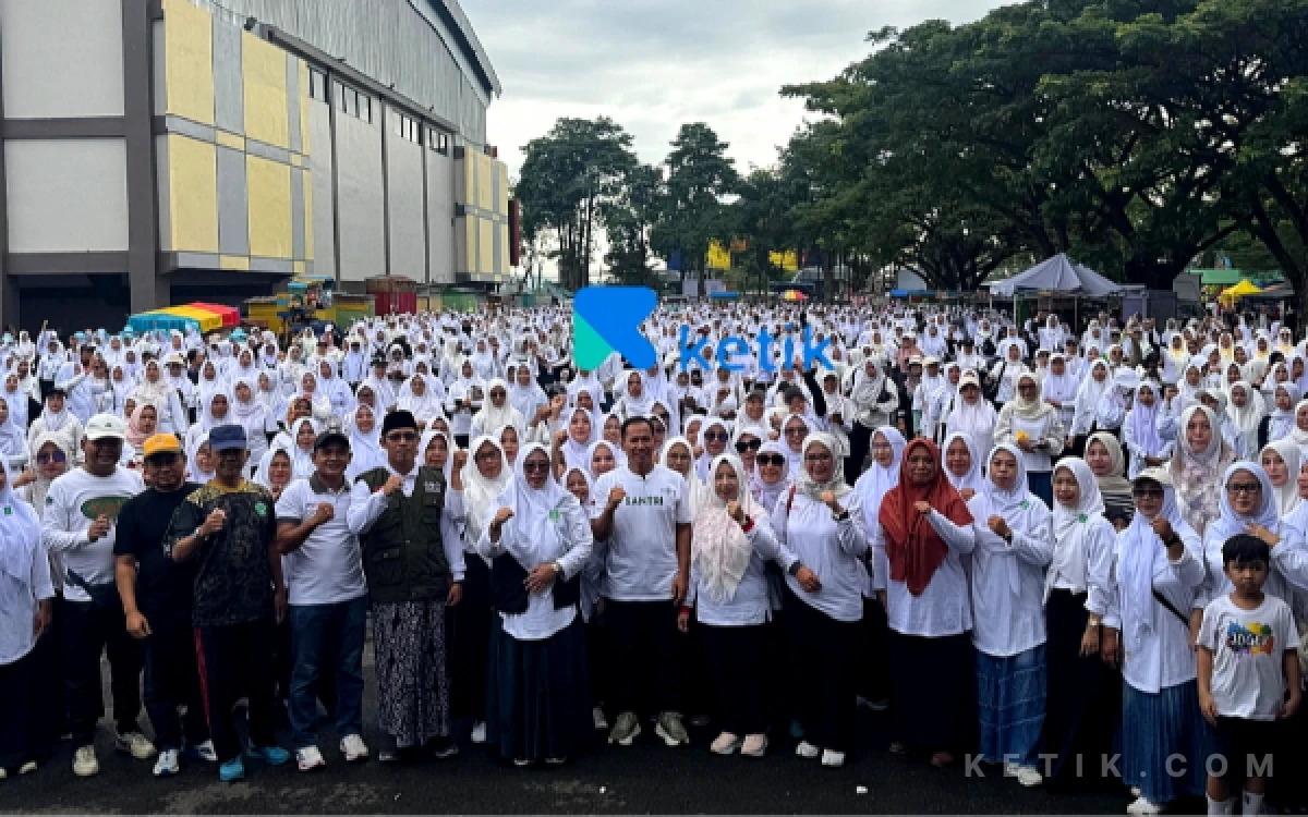 Thumbnail Berita - Semarak Sinergi, Plt Bupati Tulungagung Buka Festival Permainan Tradisional Fatayat NU