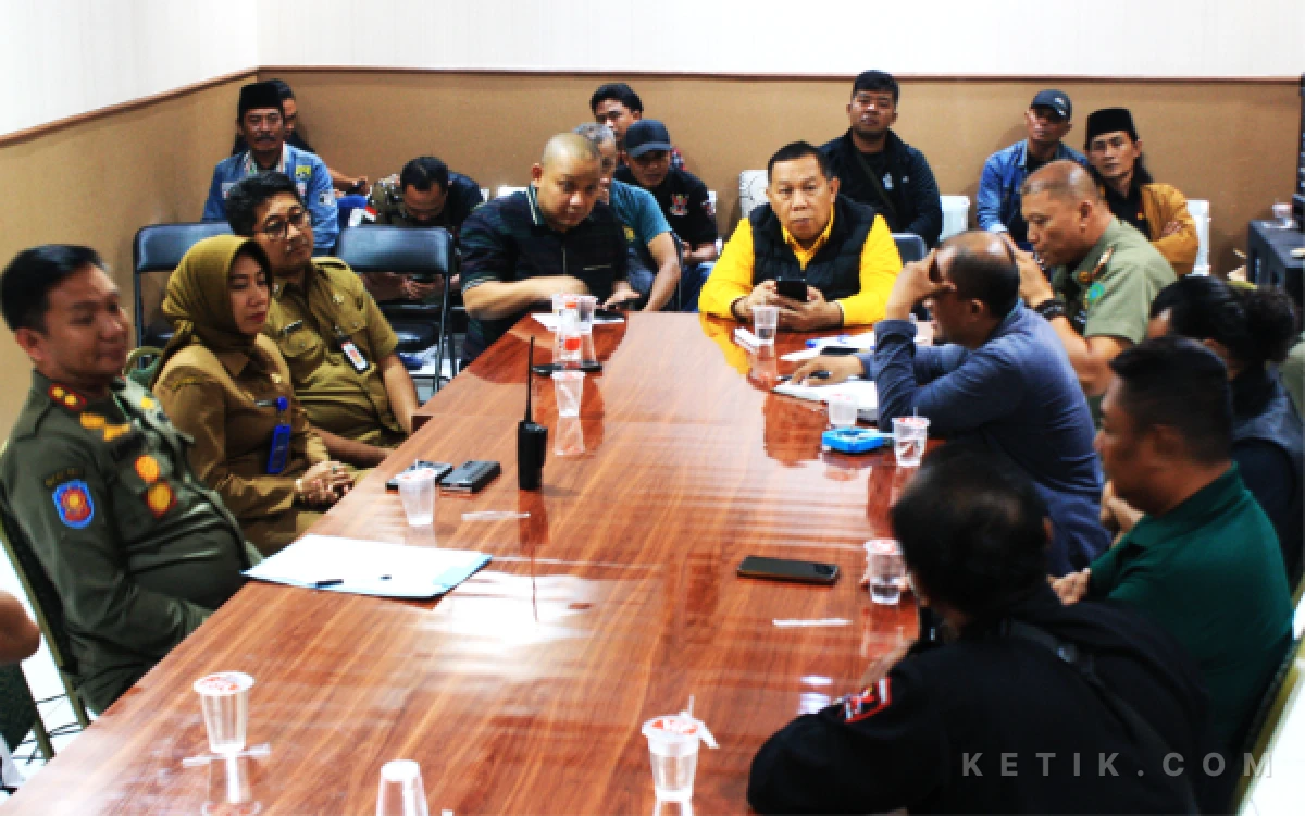 Foto Wakil Ketua DPRD Sidoarjo Warih Andono (tengah pakai rompi) didampingi anggota Komisi A DPRD Sidoarjo Achmad Muzayyin Syafrial saat bertemu pedagang di Mako Satpol PP pada Senin (4 Mei 2026). (Foto: Fathur Roziq/Ketik.com)