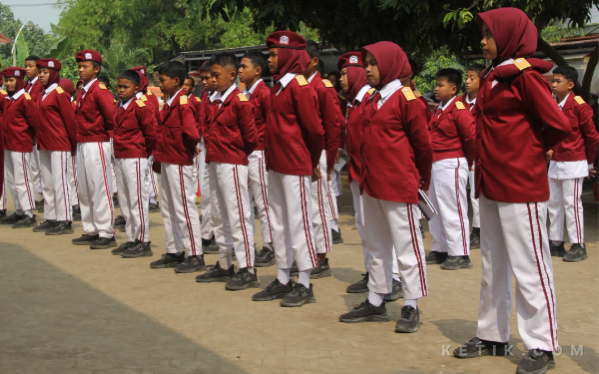 Foto Para siswa Sekolah Rakyat Terintegrasi 8 Jombang saat melaksanakan apel, 20 Juni 2026. (Foto: Rahmat Rifadin/Ketik.com)
