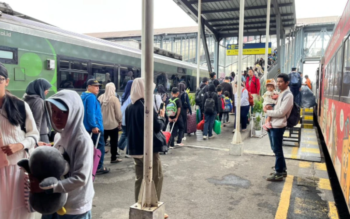 Thumbnail Berita - Libur Panjang Hari Buruh, 25 Ribu Penumpang Padati Stasiun Malang