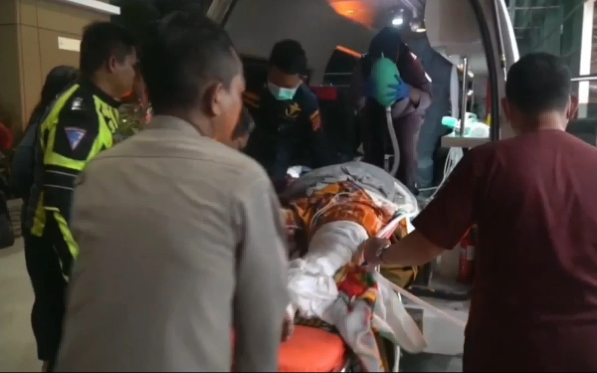 Foto Korban Lakalantaa Bis ALS yang selamat Jumiatun, saat tiba diSakit Bhayangkara Mohammad Hasan Palembang, Sabtu 9 Mei 2026. (Foto : Yola/Ketik.com)
