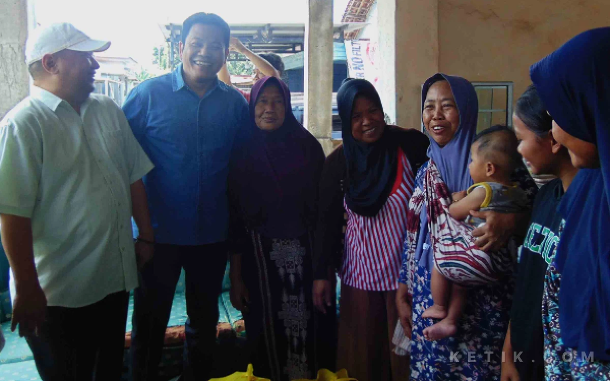 Foto Bupati Subandi didampingi anggota DPRD Sidoarjo asal Krian M. Nizar memberikan bantuan sembako kepada emak-emak warga Desa Pertapan Maduretno pada Sabtu (11 April 2026). (Foto: Fathur Roziq/Ketik.com)