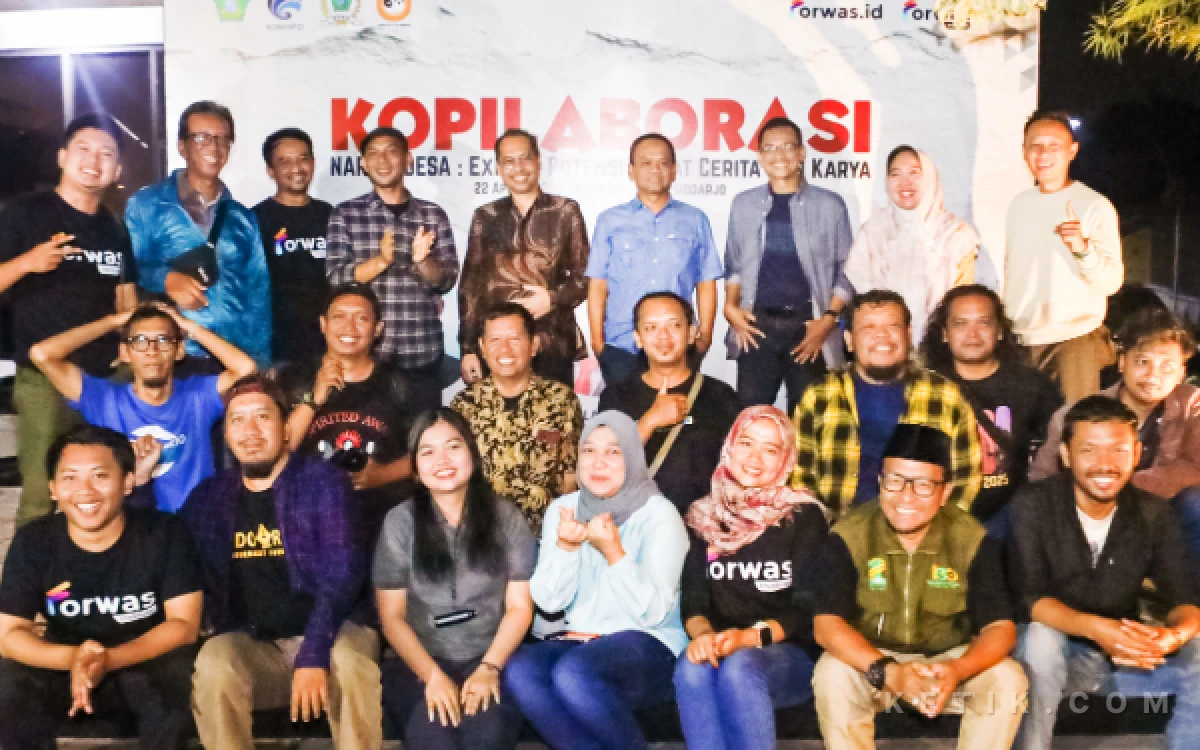 Foto Para narasumber KOPILABORASI foto bersama anggota Forum Wartawan Sidoarjo (Forwas). (Foto: Tim Wirakologi)