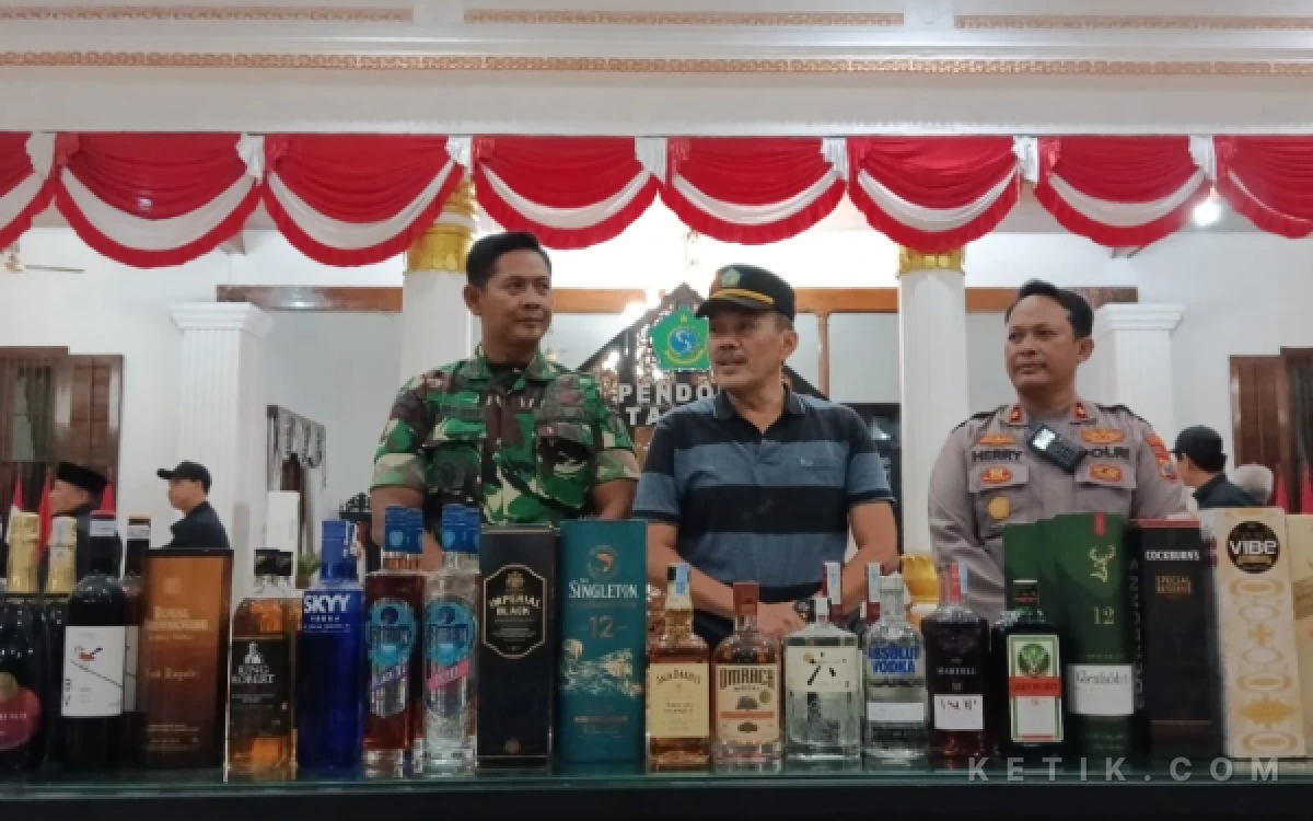 Foto Camat Sidoarjo Kota M. Azis Muslim bersama Danramil Sidoarjo Kapten Kamsuri Serta Kapolsek Sidoarjo Kompol Hery Setyo Susanto saat rilis miras sitaan di Pendopo Delta Wibawa pada Sabtu malam (1 Agustus 2026). (Foto: Fathur Roziq/Ketik.com)