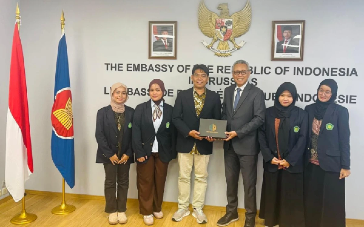 Foto Academic Program Coordinator, Miftahul Huda, menyerahkan cinderamata khas UIN Malang kepada Dubes RI untuk Belgia, Luksemburg, dan Uni Eropa di sela-sela penyambutan resmi Program ISMASH 2026 di KBRI Brussels. (Foto: UIN Malang)