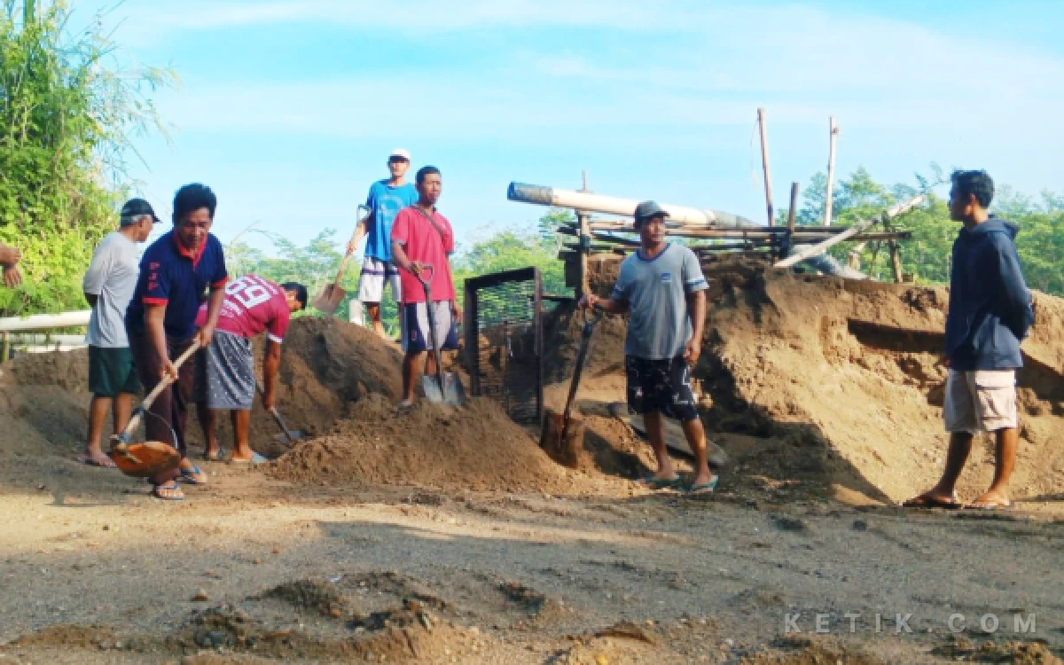 Foto Aktivitas penambangan pasir di bantaran Sungai Grindulu Pacitan terhenti setelah penutupan sementara oleh aparat kepolisian.