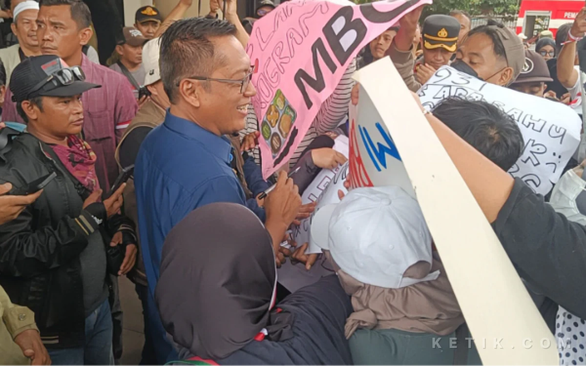 Thumbnail Berita - Selain MBG, Massa Aksi di Jember Juga Dukung Koperasi Merah Putih