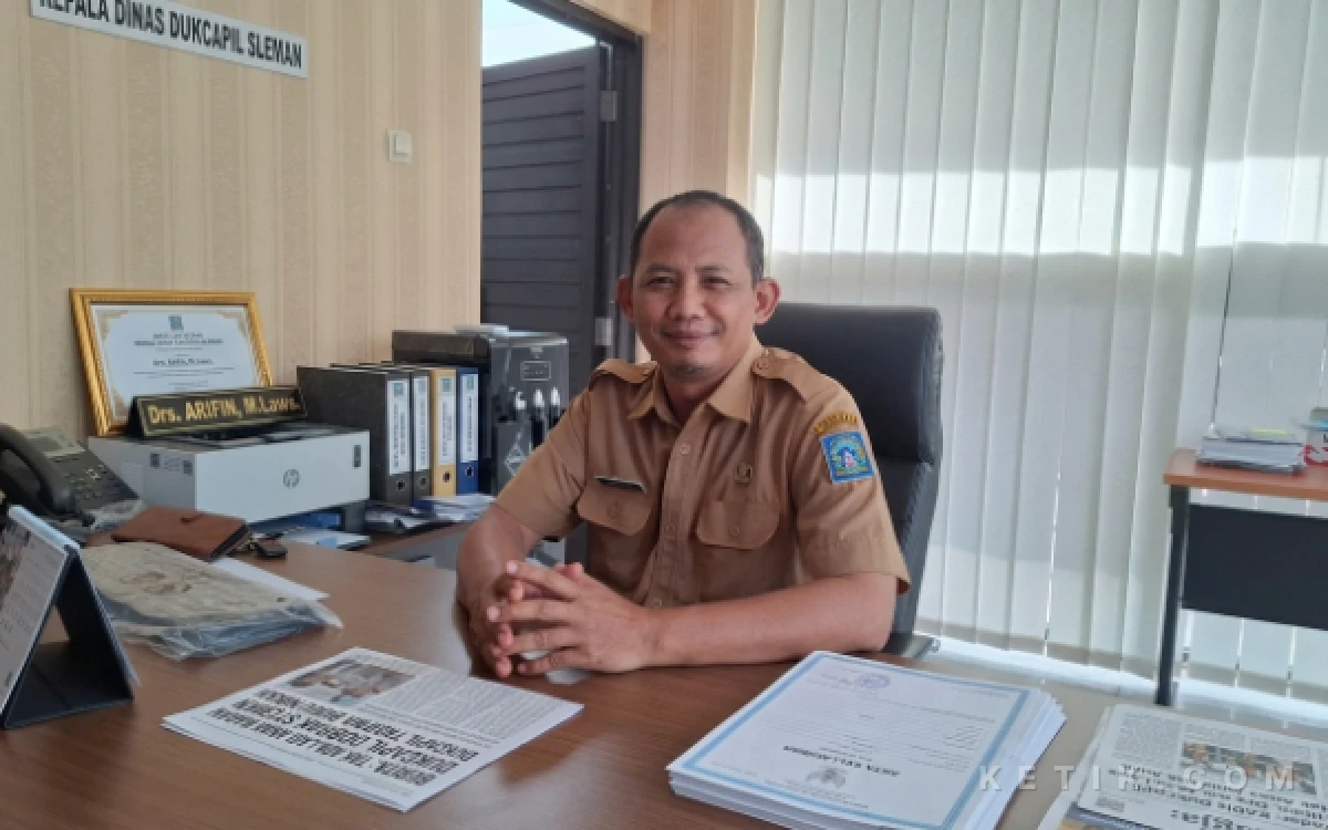 Foto Kepala Dinas Dukcapil Sleman Drs Arifin, MLaws. Dukcapil Sleman menjamin setiap anak di Bumi Sembada mendapatkan hak identitas yang setara tanpa diskriminasi status hukum orang tua melalui sistem pelayanan yang terintegrasi. (Foto: Fajar R/Ketik.com)