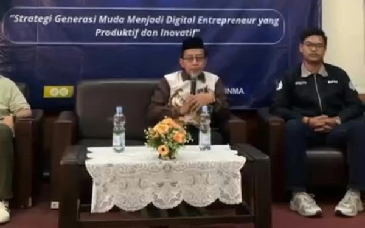 Foto Wakil Dekan III Bidang Kemahasiswaan, Kerja Sama, dan Alumni Fakultas Syariah, Dr. H. Miftahul Huda, menekankan pentingnya keterampilan kewirausahaan agar mahasiswa mampu beradaptasi dengan perkembangan zaman dalam seminar bertema “Strategi Generasi Muda Menjadi Digital Entrepreneur yang Produktif dan Inovatif”, Sabtu, 17 Oktober 2026. (Foto: Fakultas Syariah UIN Malang)