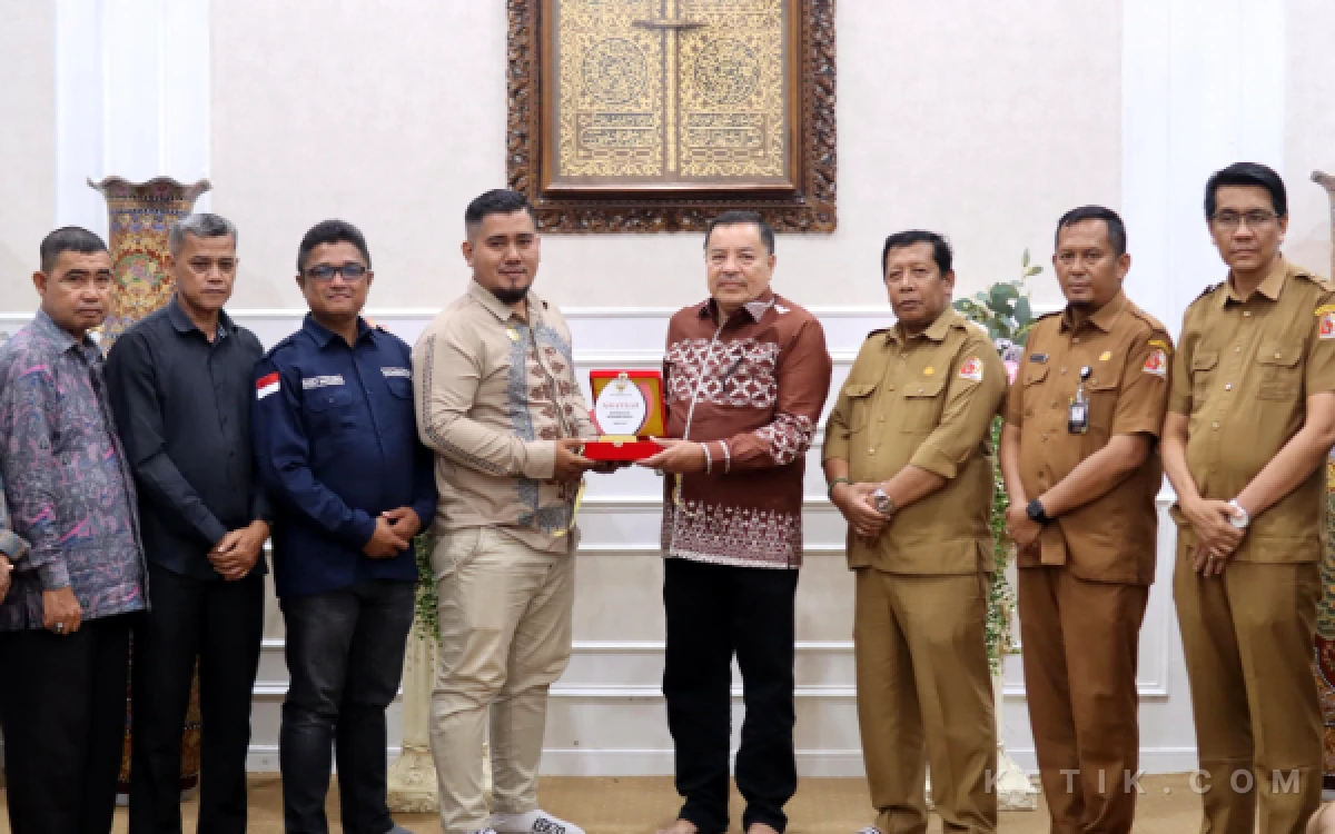 Thumbnail Berita - Raih Predikat Badan Publik Informatif dari KIA, Bupati TRK Apresiasi Kinerja Diskominfo