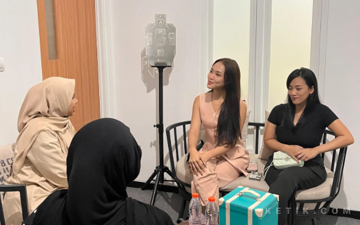 Foto Gista Alisa asal Malang bersama sang ibu  bercerita awal menapaki dunia modeling hingga menjadi perwakilan pada Miss Grand Indonesia 2026. (Foto: Dok. Ketik.com)