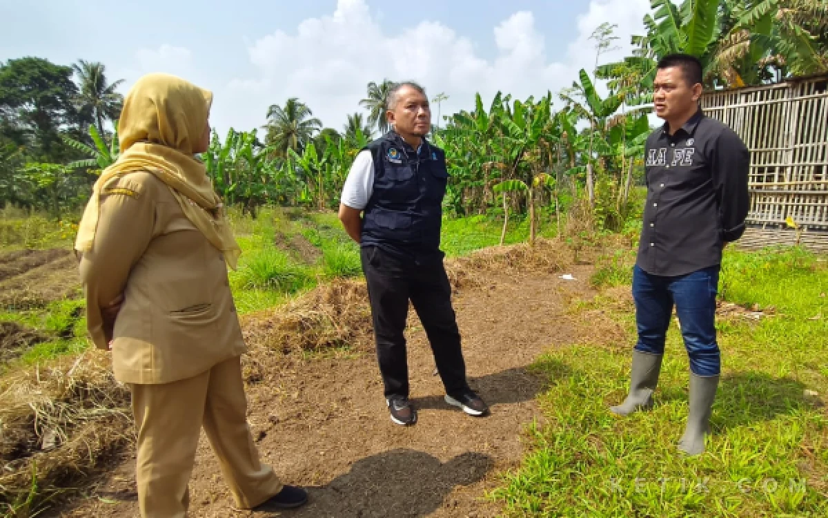 Foto Ketua KKMP Cemorokandang, Kiagus Firdaus (kanan) kala menjelaskan tentang potensi budidaya ikan di wilayahnya. (Foto: Dendy/Ketik.com)