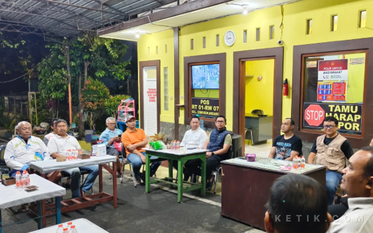 Thumbnail Berita - Salut! Kapolresta Malang Kota Pasang Jam di Dinding Poskamling Cemorokandang, Pastikan Keamanan Sampai Level RT