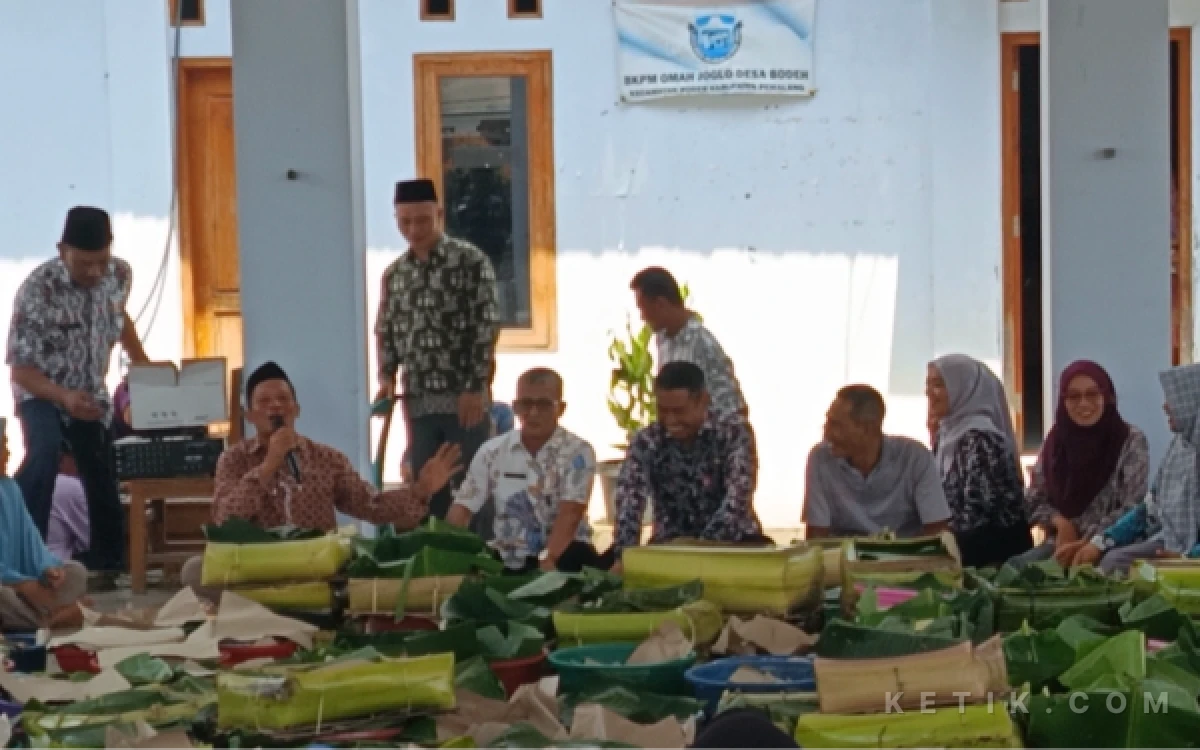 Foto Kepala Desa Bodeh, Ahmad Subekhi saat sambutan di acara sedekah bumi (Foto: Slam/ketik.com)