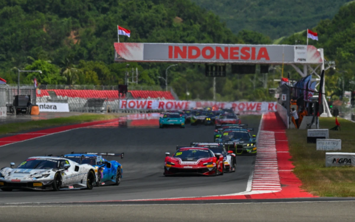 Foto Pembalap Indonesia Sean Gelael di podium GT World Challenge Asia (GTWCA) putaran dua di Sirkuit Mandalika, pada 3 Mei 2026. (Foto: MGPA)