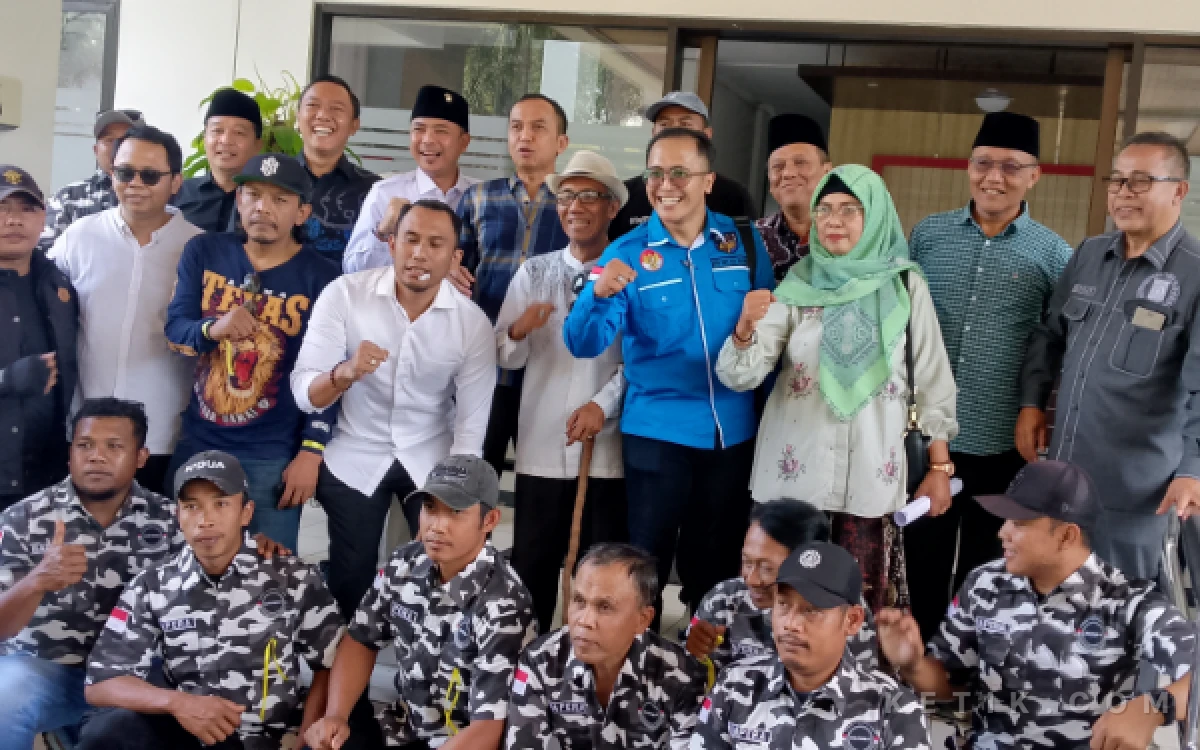 Foto Sejumlah elemen masyarakat yang menyampaikan aspirasi di DPRD Kabupaten Malang. (Foto: Binar Gumilang/Ketik.com)