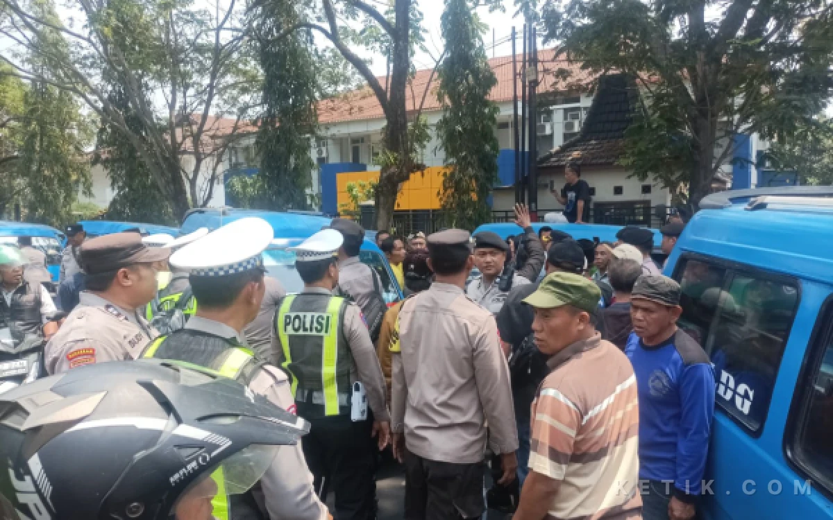 Thumbnail Berita - Sopir Angkot Demo Tolak Trans Jatim, Sempat Tutup Jalur Menuju Terminal Arjosari