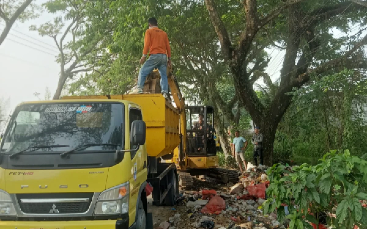 Thumbnail Berita - Tiga Perusahaan Kolaborasi Bersihkan TPS Liar di Jalan Rangkasbitung-Cikande, Angkut Sekitar 15 Ton Sampah