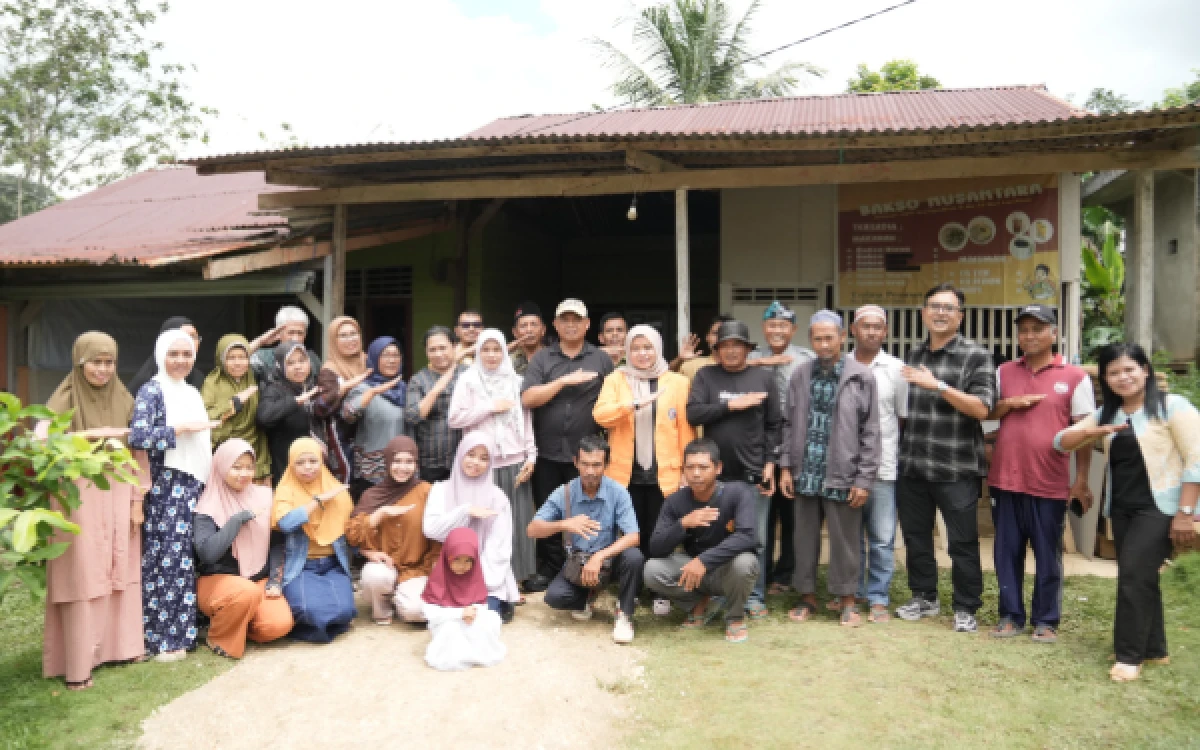 Foto Bupati Sleman Harda Kiswaya berfoto bersama warga transmigran asal Sleman di depan salah satu rumah warga di UPT Arongo, Kecamatan Landono, Konawe Selatan. (Foto: Prokompim Slm for Ketik.com)