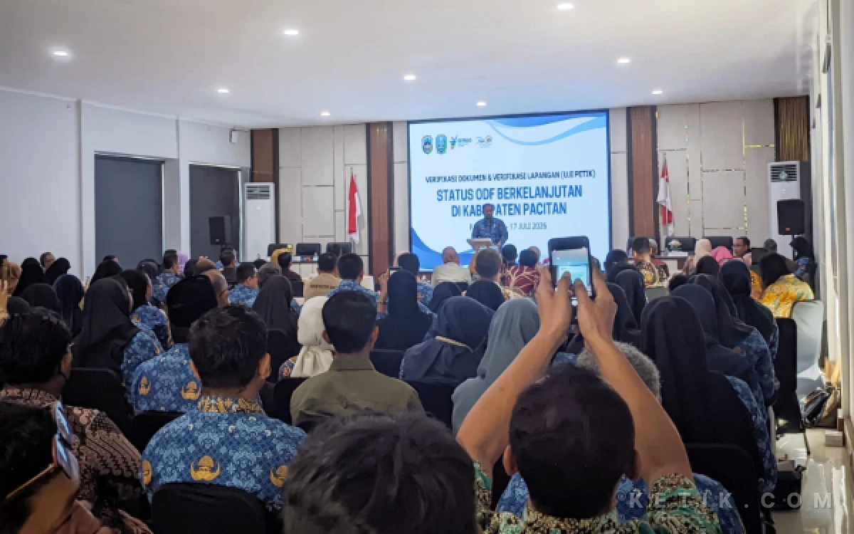 Foto Suasana pemaparan hasil Verifikasi Dokumen dan Verifikasi Lapangan (Uji Petik) Status ODF Berkelanjutan Kabupaten Pacitan di Gedung Pertemuan Dinas Kesehatan Kabupaten Pacitan, Kamis, 17 Juli 2026. Kegiatan tersebut dihadiri Tim Verifikator Provinsi Jawa Timur, jajaran OPD, tenaga kesehatan, serta perwakilan lintas sektor sebagai bagian dari komitmen bersama menjaga status Open Defecation Free (ODF) dan mewujudkan sanitasi aman di Kabupaten Pacitan.