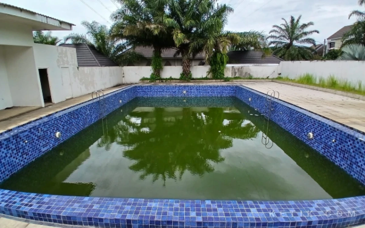 Foto Kolam renang fasum club house Perum De Cassablanca Malang kondisinya tidak terawat dan airnya kotor. (Foto: ketik.com)