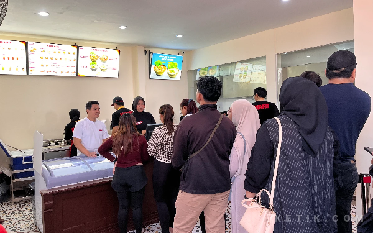 Foto Pengunjung menyerbu gerai Kober Mie Suhat saat hari pertama re-opening. ( Foto: Dok Ketik.com)