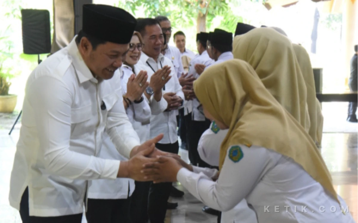Foto Bupati Subandi memberikan ucapan selamat kepada para kepala sekolah yang baru dikukuhkan pada Rabu (12 Agustus 2026). (Foto: Sigit/Kominfo)