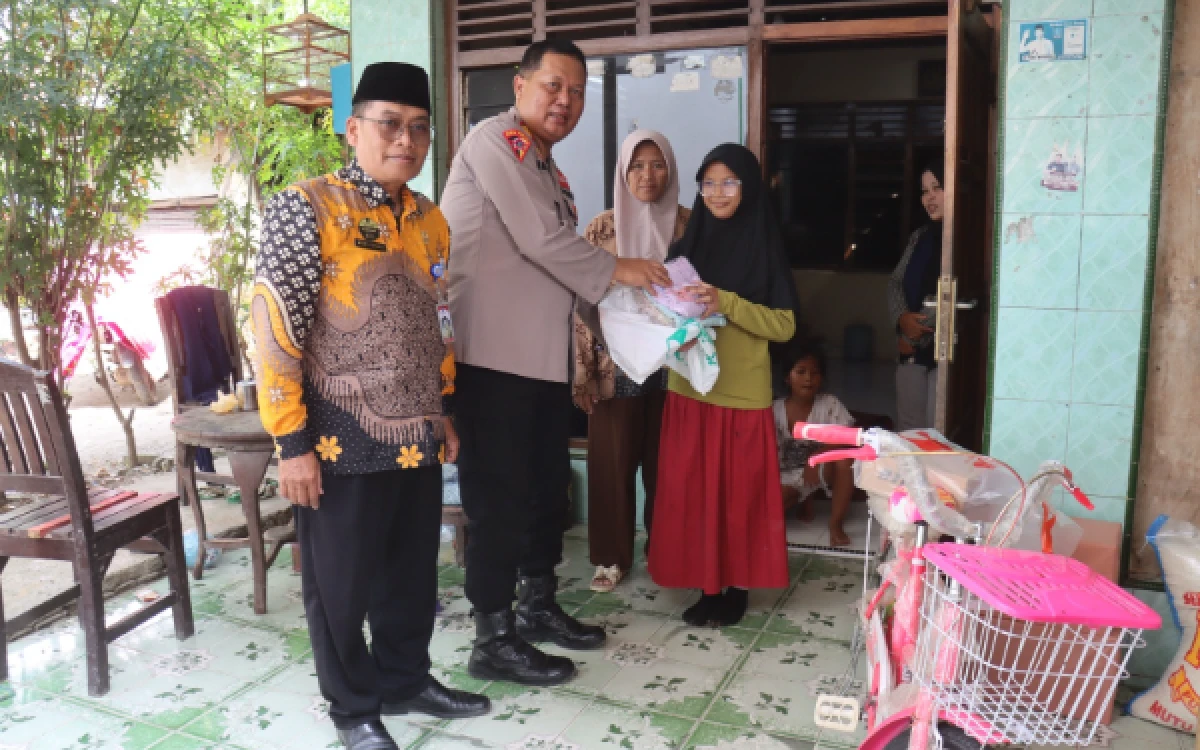 Thumbnail Berita - Kapolres Tegal Salurkan Bantuan Sosial bagi Kakak Beradik Pejuang Sekolah di Dukuhwaru