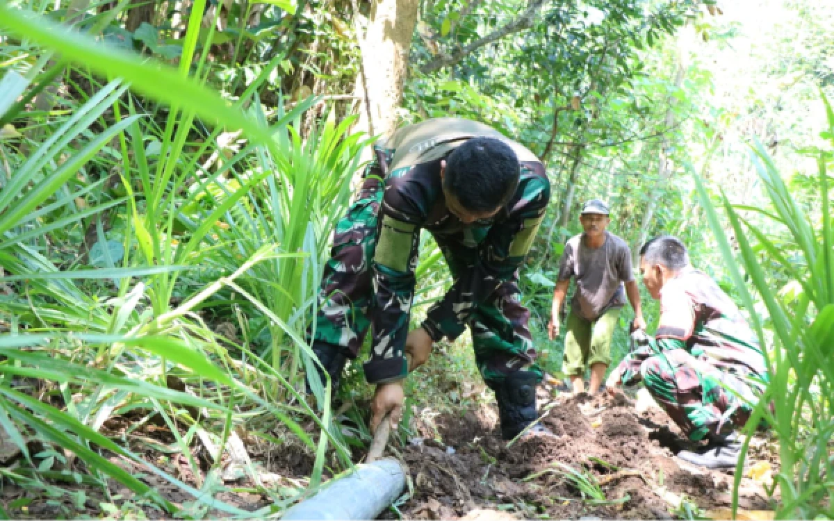 Thumbnail Berita - Satgas TMMD ke-128 Kodim 0820 Probolinggo Kebut  Pipanisasi demi Penuhi Kebutuhan Air Bersih Warga