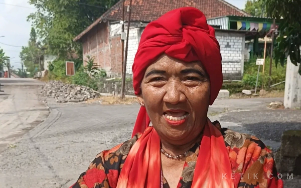 Foto Nenek Supiah menjajakan dagangan keluar masuk kampung di sekitar Desa Slempit, Kecamatan Kedamean,  Kabupaten Gresik pada Selasa, 5 Mei 2026. (Foto: ITH for Ketik.com)