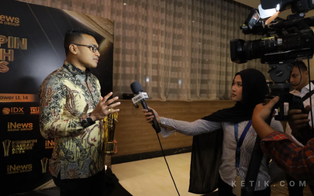 Foto Bupati Abdya Safaruddin diwawancarai iNews usai menerima penghargaan Pemimpin Daerah Awards 2026 yang digelar oleh iNews TV di Jakarta Concert Hall, iNews Tower, Jakarta Pusat, Kamis (27/8/2026) malam. (Erdawati for Ketik)